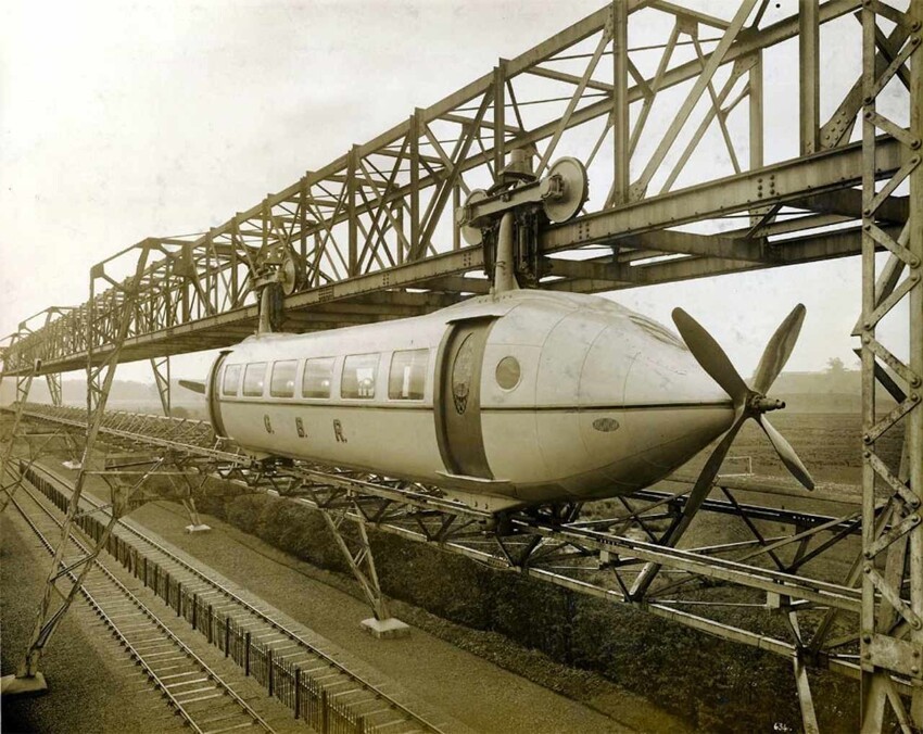 Шотландский изобретатель Джордж Бенни начал разрабатывать гибрид самолета и поезда еще в 1921 году. Восемь лет спустя он смог создать первый прототип -  «самолет на рельсах». К сожалению изобретение популярность не приобрело