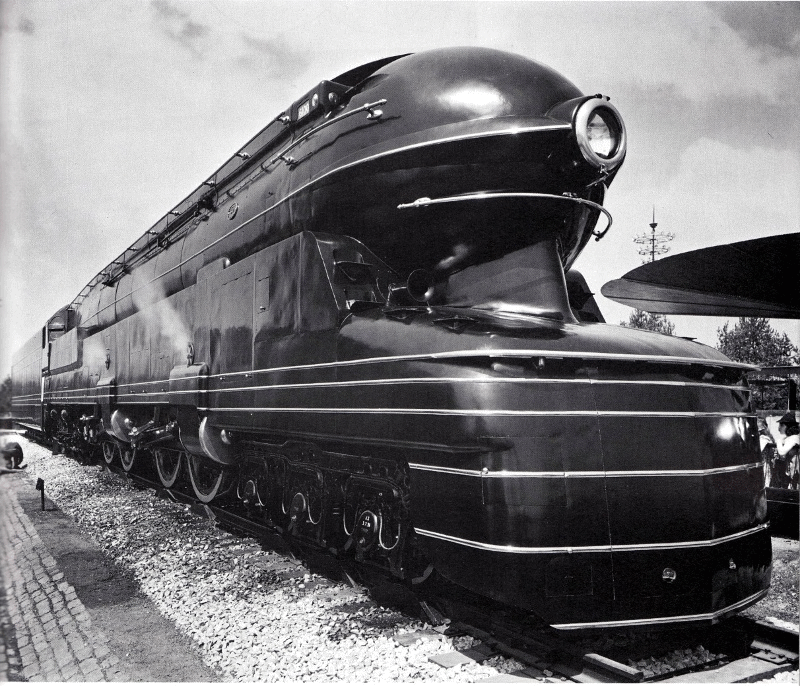 Паровоз класса PRR S1 («Большой Мотор») — экспериментальный паровоз, крупнейший паровоз с жёсткой рамой из когда-либо построенных. 1938 год