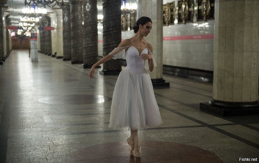 Балерины репетируют в петербургском метро