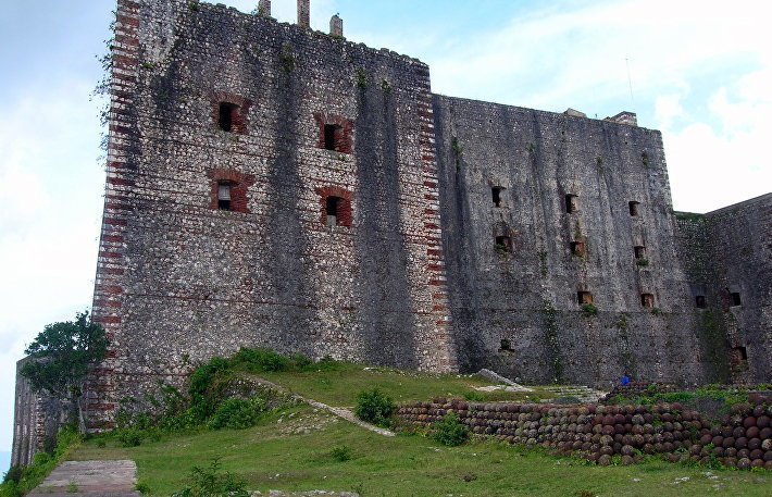Цитадель Ла-Ферьер возведенав 1804-1817 годах у северного побережья Гаити и оснащена 365 артиллерийскими орудиями, кстати, склады пушечных ядер до сих пор встречаются в разных ее частях