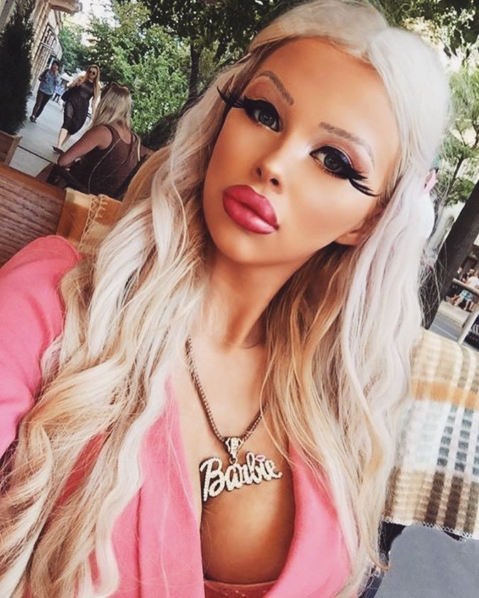 Девушка, живущая в Праге, использует деньги родителей, чтобы заплатить за наполнители для губ, наращивание волос и макияж, которые придают ей вид живой куклы