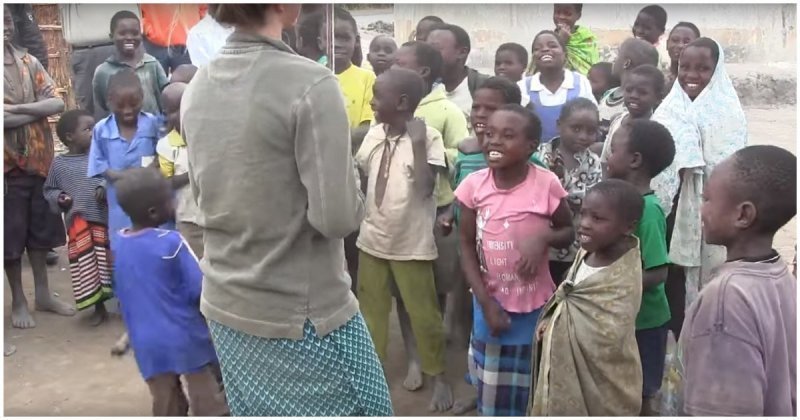 Африканские дети первый раз в жизни слышат скрипку 