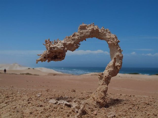 4. После попадания молнии на песок или горную породу образуются фульгуриты