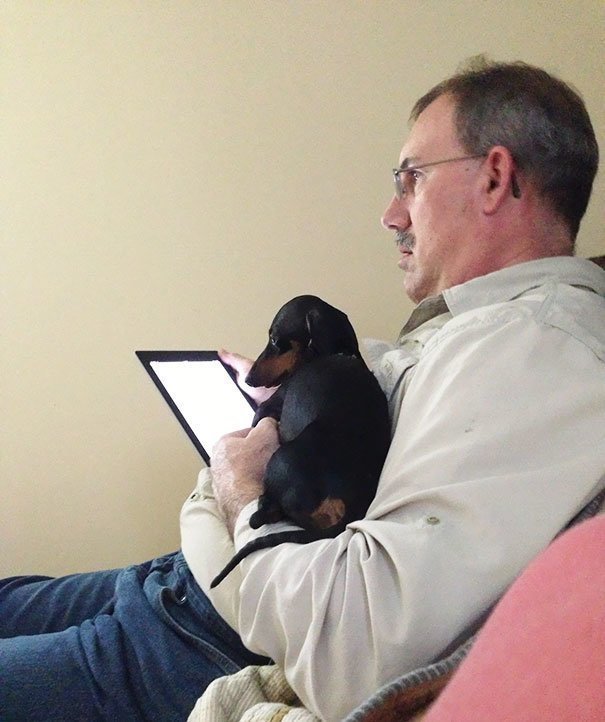 4. А этот папа отказывался и от собаки, и от iPad. Сразу видно, насколько они ему не нужны.