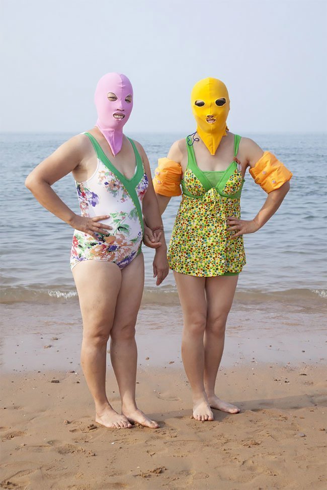 Лицокини — психоделичные китайские купальники, прикрывающие женщин с головой