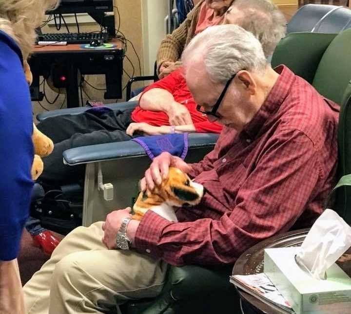 Трогательное видео: пациенты с Альцгеймером получили в подарок кукол-компаньонов