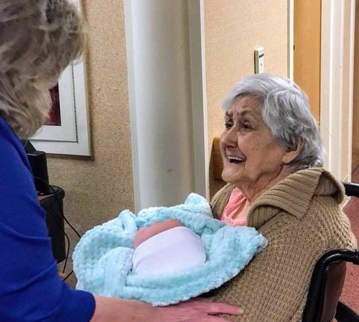 Трогательное видео: пациенты с Альцгеймером получили в подарок кукол-компаньонов