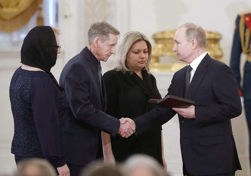 Президент РФ вручил Звезду Героя России родным пилота, погибшего в неравном бою с террористами
