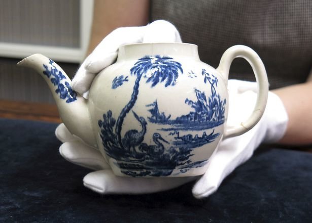 Британец продал за 800,000$ старинный чайник, купленный им ранее за 20$