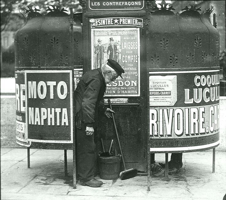 Общественный писсуар в Париже