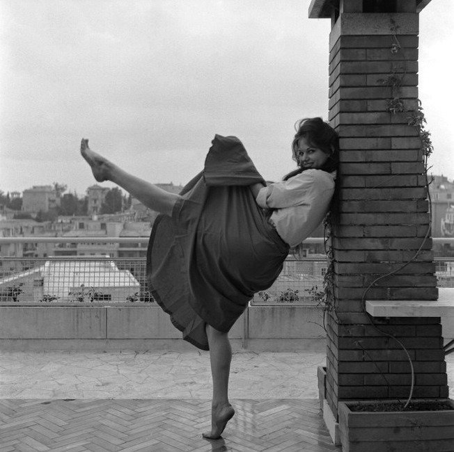 Клаудия Кардинале танцует босиком на террасе на крыше в Риме в 1959 году.