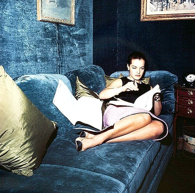 Роми Шнайдер на улице Камбон, квартира Коко Шанель в Париже, 1960 год.