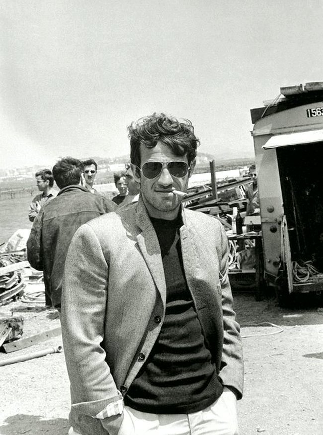 Жан-Поль Бельмондо на съемочной площадке «Безумный Пьеро» 1965
