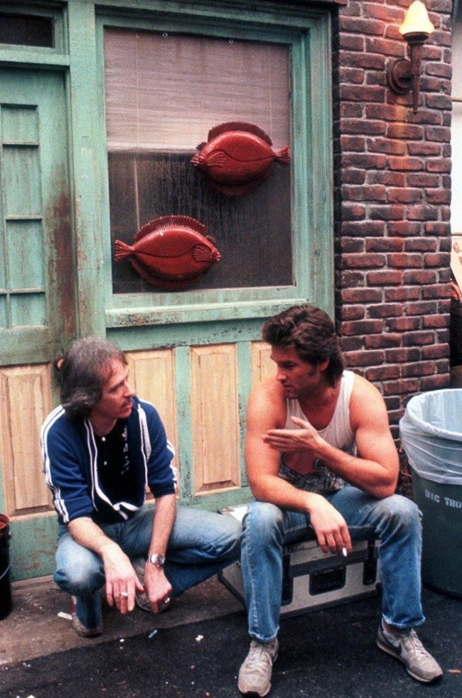 Джон Карпентер и Курт Рассел на съёмках в БОЛЬШОМ ПЕРЕПОЛОХЕ В МАЛЕНЬКОМ КИТАЕ (1986).