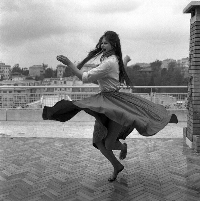 Клаудия Кардинале танцует босиком на террасе на крыше в Риме в 1959 году.