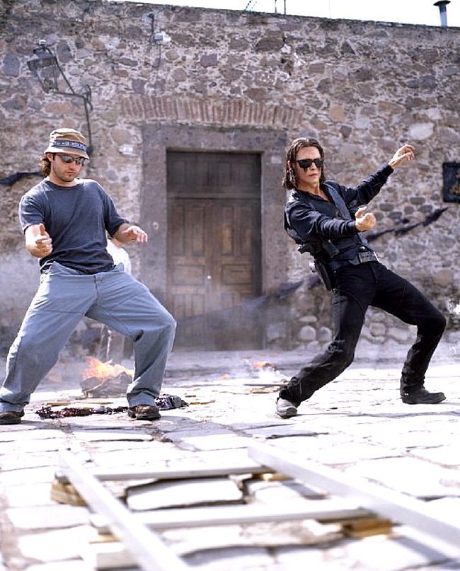 Роберт Родригес и Джонни Депп на съемочной площадке «Однажды в Мексике» 2003.