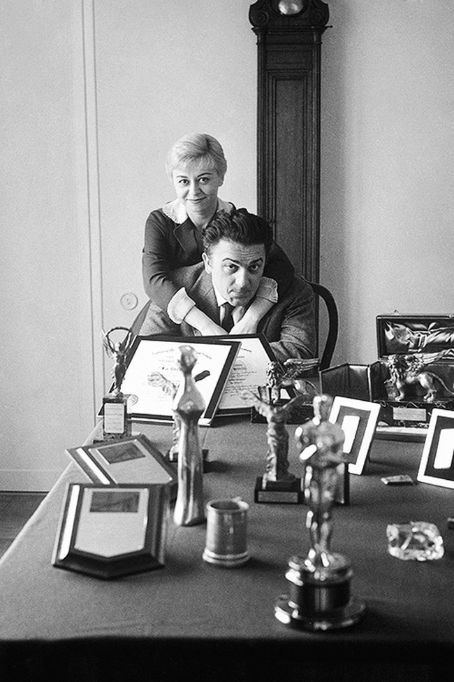 Федерико Феллини и его супруга Джульетта Мазина, у себя дома в Риме, фотограф Карло Баваньоли, 1961 год.