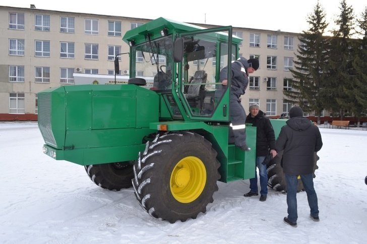 40. Курганские конструкторы представили сельскохозяйственный трактор Т-240
