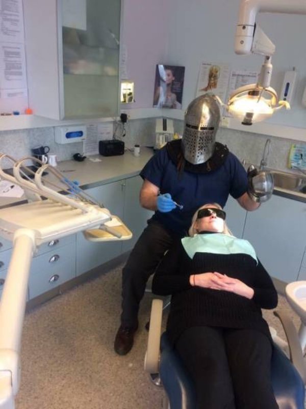 Стоматолог в маске