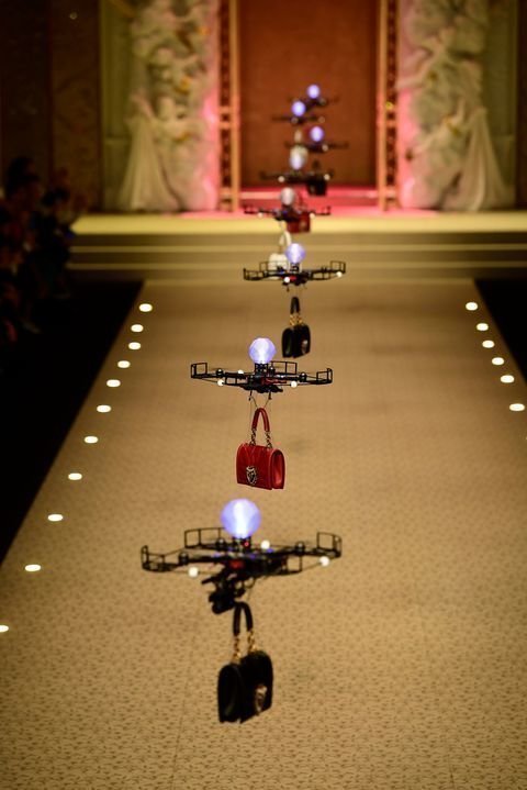 На показе Dolce & Gabbana выпустили на подиум дроны с сумочками