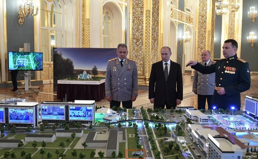 Путину представили макет технополиса с предвыборным билбордом в его поддержку