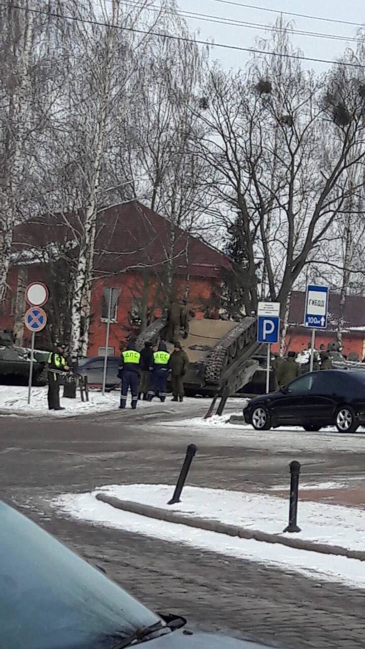 В Черняховске при погрузке на трал перевернулась самоходная артустановка  