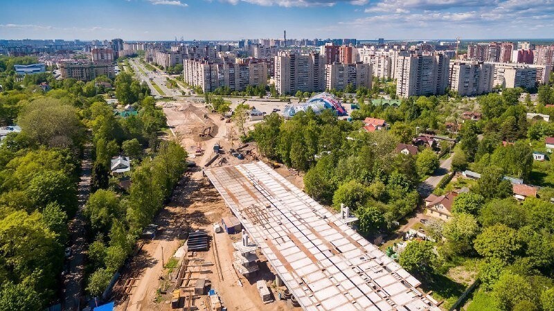 С одного из этих домов и велась моя шпионская съемка.