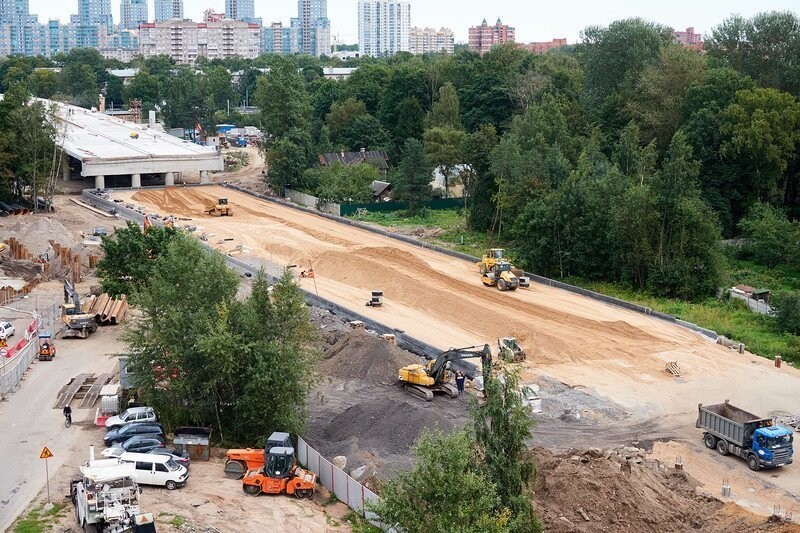 И в эту песочницу насыпается грунт, трамбуется.