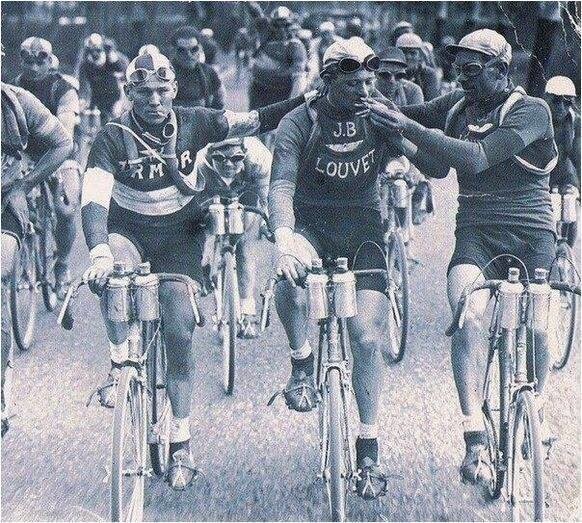 А когда-то и на Тур де Франс курили прямо на ходу...