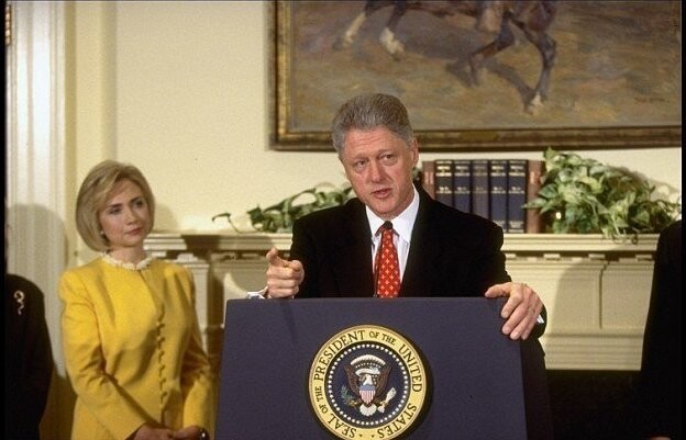 Моника также благодарит Хиллари и Челси за сдержанность и великодушие во время расследования скандального романа (на снимке Билл Клинтон отрицает связь с Левински, 1998 год)
