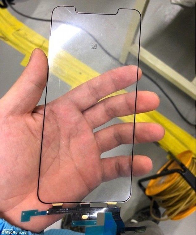 Не так давно в сеть просочилась фотография дисплея самой большой модели - iPhone X Plus на 6.5 дюймов. Информация о том, действительно ли на фото запечатлели дисплей нового айфона, пока уточняется.