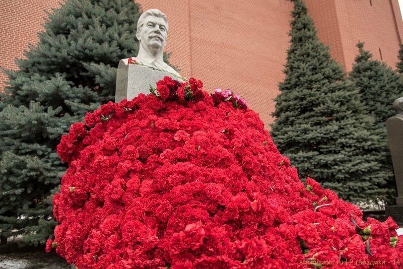Две гвоздики товарищу Сталину. 5 марта 2018 года