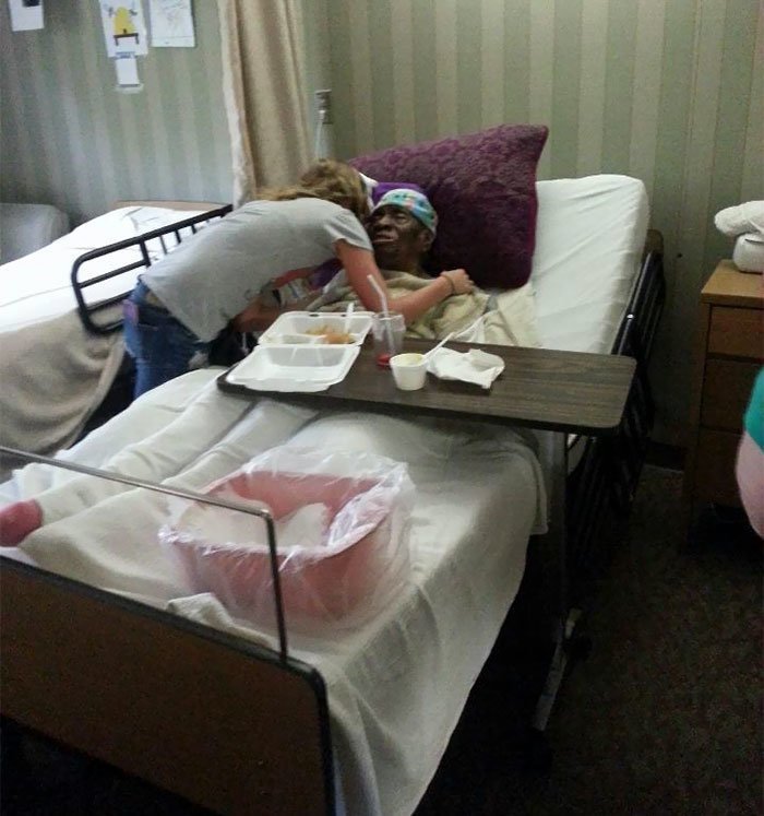 Девушка навестила 112-летнюю женщину, у которой уже 3 года не было ни одного посетителя