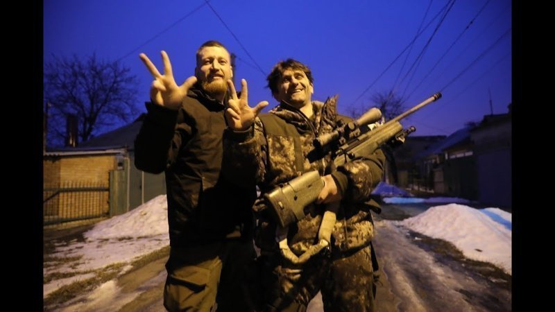 Снайпер ДНР Деки показал купленные у ВСУ винтовки 
