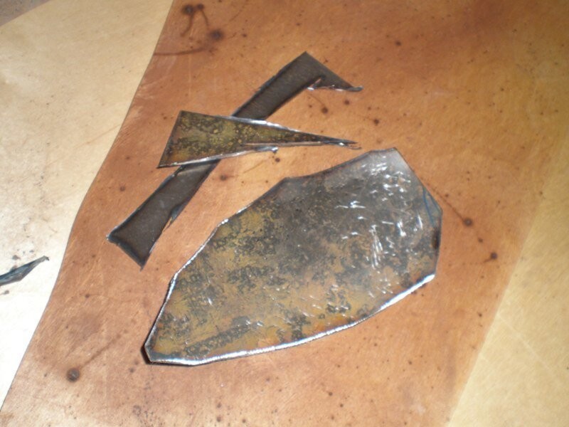 Листовой металл толщиной 1,5-1,2 мм, можно резать ножницами по металлу, а можно и болгаркой