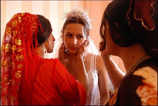 Невесте 14 лет, жених на 3 года младше. Свадьба цыган в Новосибирске - традиции не меняются