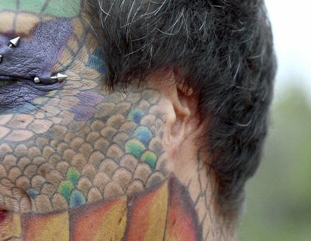 Все тело американки покрывают татуировки, имитирующие чешую 