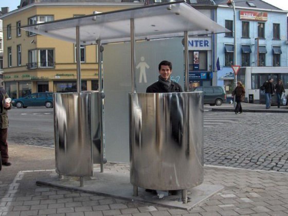5. В Голландии есть остановки, совмещенные с туалетной кабинкой