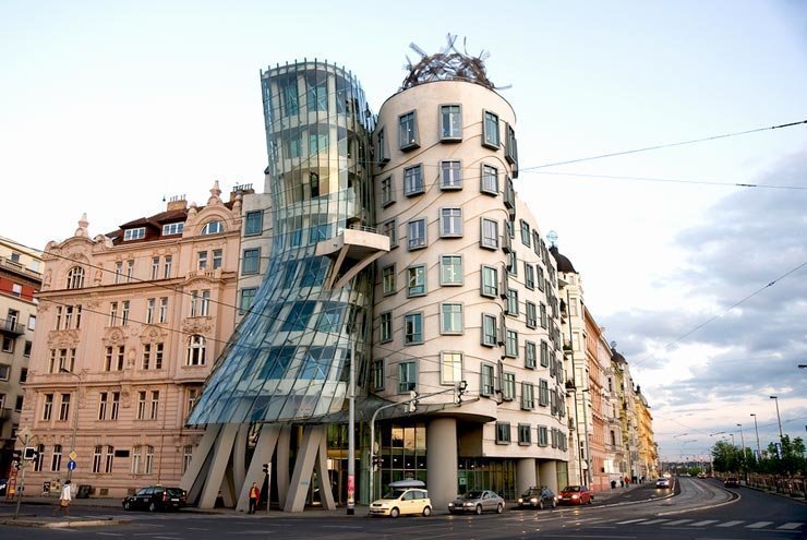 Оказывается, архитектор знаменитого Танцующего дома в Праге до сих пор создает удивительные дома