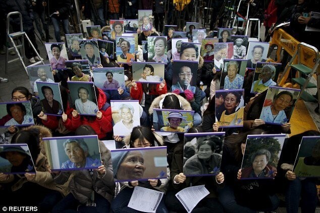 Студенты держат портреты умерших "женщин для утешения" во время еженедельного анти-японского митинга перед японским посольством в Сеуле, Южная Корея, 2015 год.