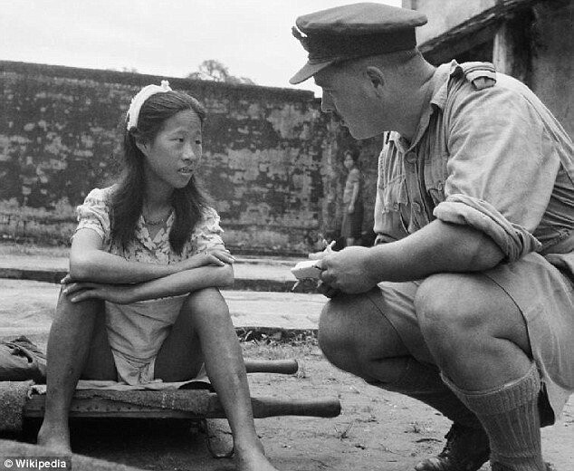 Секс-рабынями японских солдат были женщины из Кореи, Китая и Юго-Восточной Азии. На снимке -  офицер союзных войск допрашивает одну из китайских "утешительниц". Бирма, август 1945 года