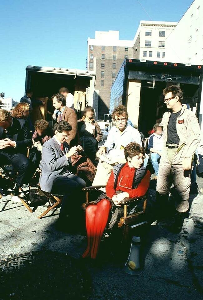 Билл Мюррей, Гарольд Рамис, Рик Моранис, Энни Поттс и Дэн Эйкройд на съемочной площадке  "Ghostbusters"