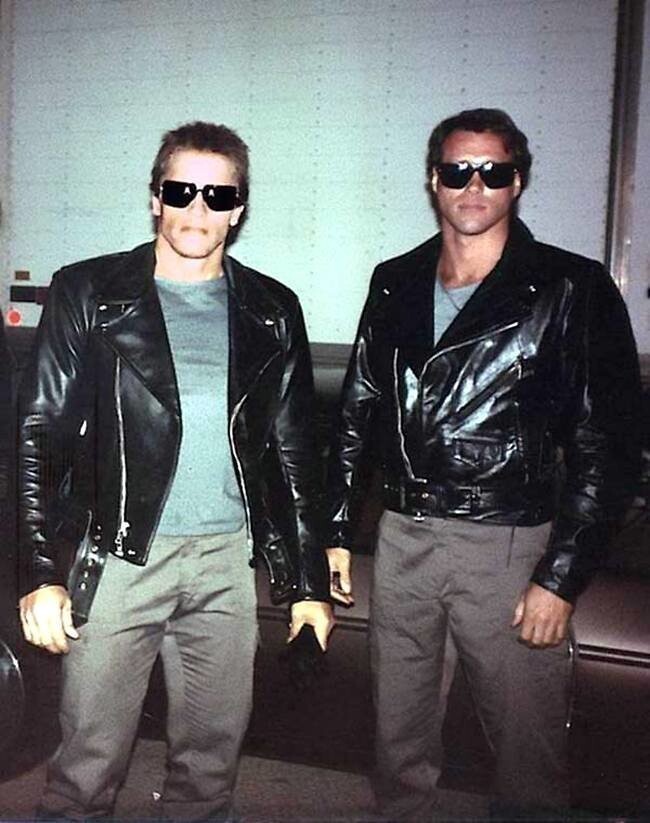 Арнольд Шварценеггер со своим дублером-каскадером Питер Кент на съемочной площадке The Terminator .