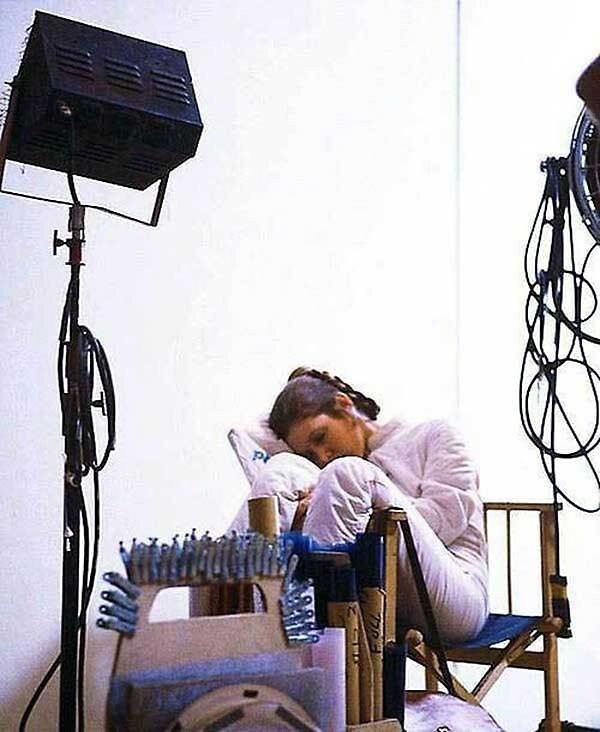 Кэрри Фишер спит на съемочной площадке Empire Strikes Back .