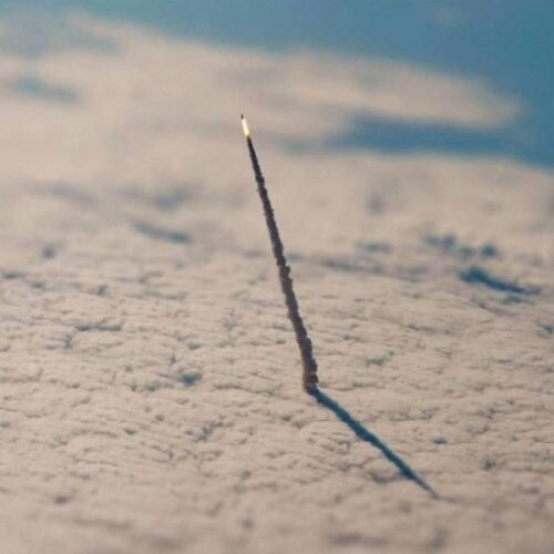 Космический челнок американского агентства NASA, покидающий атмосферу Земли.