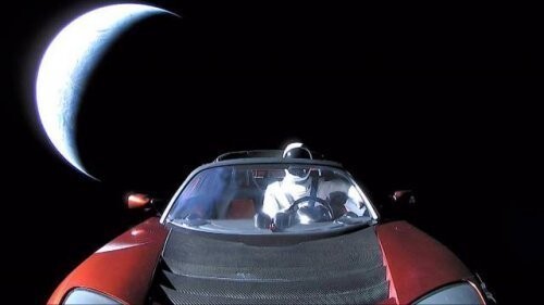 Последняя фотография манекена по кличке Стармэн (Starman), отправленного на орбиту Марса и к поясу астероидов. Как видите, необычный посланник попал в космос на личном электромобиле Илона Маска.