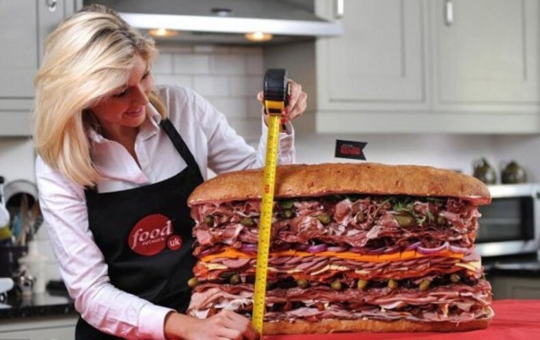 Самый большой сэндвич - Вес — 13 кг. Содержание — 40 кусков различного мяса, овощи, соус, хлеб