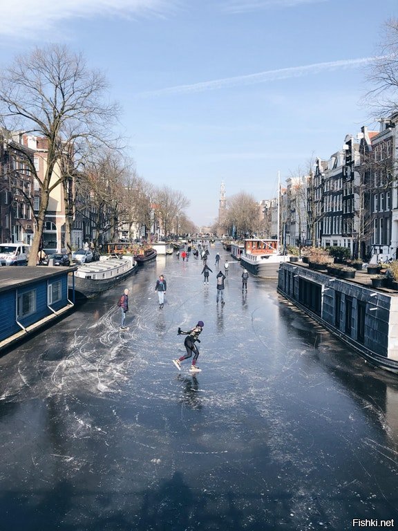 Катание на коньках на каналах Амстердама