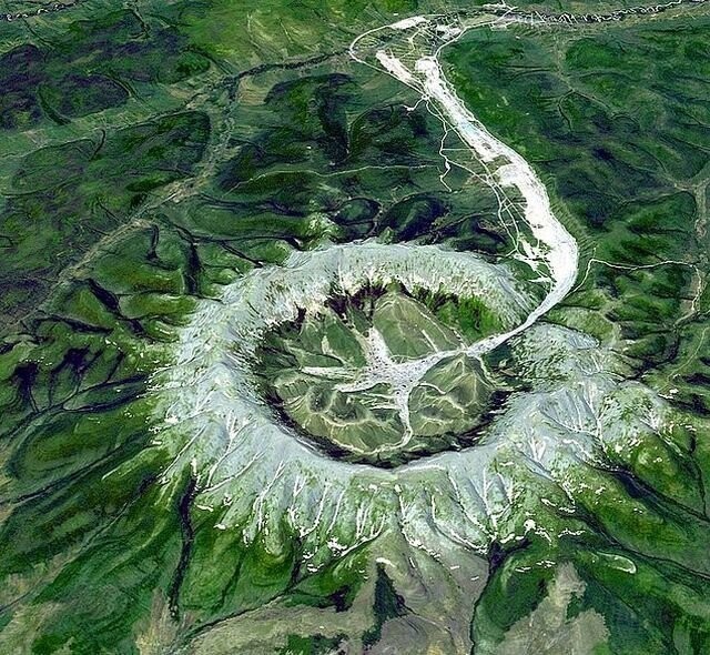 Горный массив Кондёр в Хабаровском крае, Россия. Это единственный горный массив кольцеобразной формы, а своим происхождением он обязан магматической интрузии. Это когда магма кристаллизуется под землей.