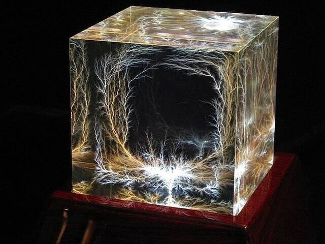 Фигуры Лихтенберга — так называют реакцию, если пропустить электричество через куб из оргстекла.
